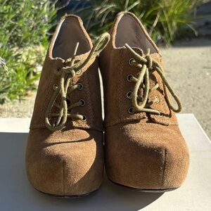 Hinge Brown Hochbarise Lea Suede Lace-Up Bootie/Heels. EUC. Sz 8